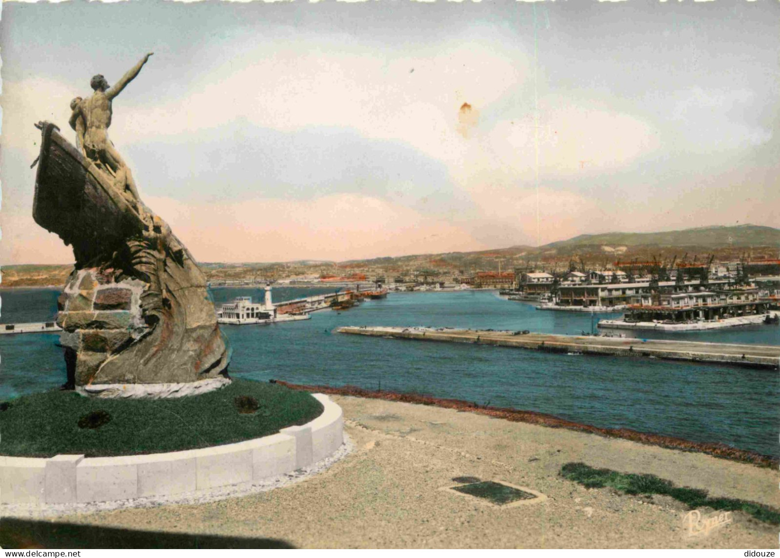 13 - Marseille - Vue Générale Sur Les Ports - Monument Aux Victimes De La Mer - Carte Dentelée - CPSM Grand Format - Voi - Joliette
