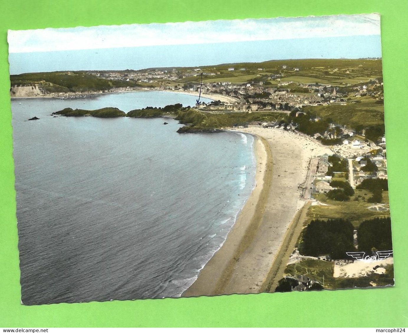 COTES Du NORD - Dépt N° 22 = ERQUY = Vue Du Ciel : La Plage De Caroual Et La Pointe De La Heussaye + Ed. Artaud Gaby 17 - Erquy