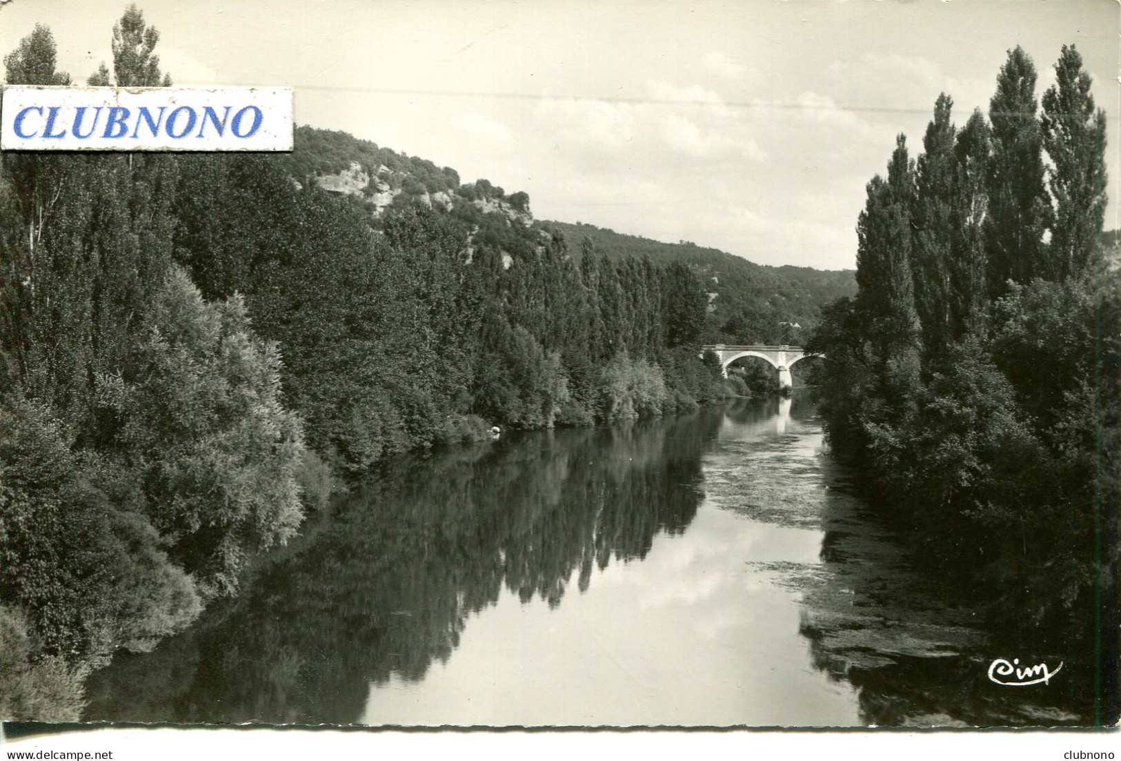 CPSM - LES EYZIES - LA VEZERE ET LE PONT DU CHEMIN DE FER (IMPECCABLE) - Les Eyzies