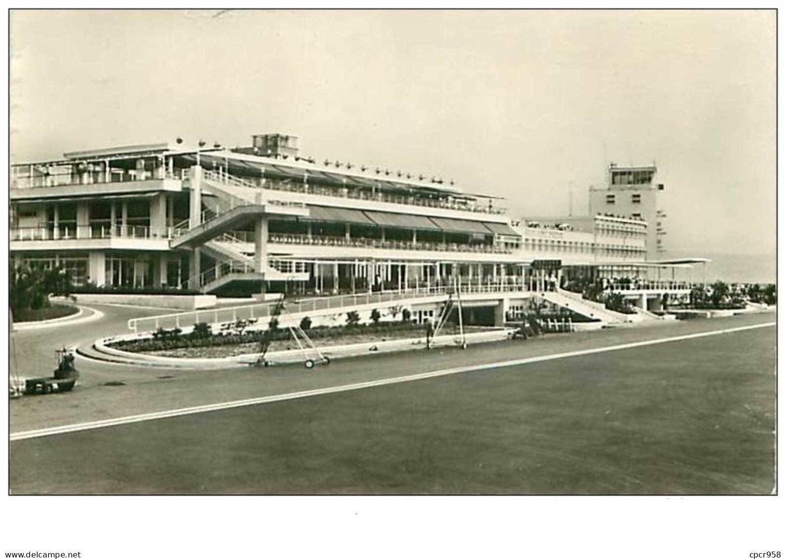 06.NICE.n°5629.L'AEROPORT DE NICE.VUE PRISE DE LA PISTE.CPSM - Luftfahrt - Flughafen