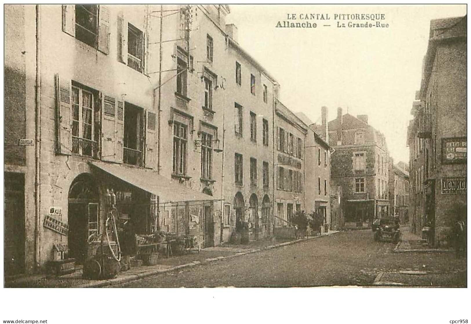 15.ALLANCHE.n°31831.LA GRANDE RUE.POMPE A ESSENCE - Allanche