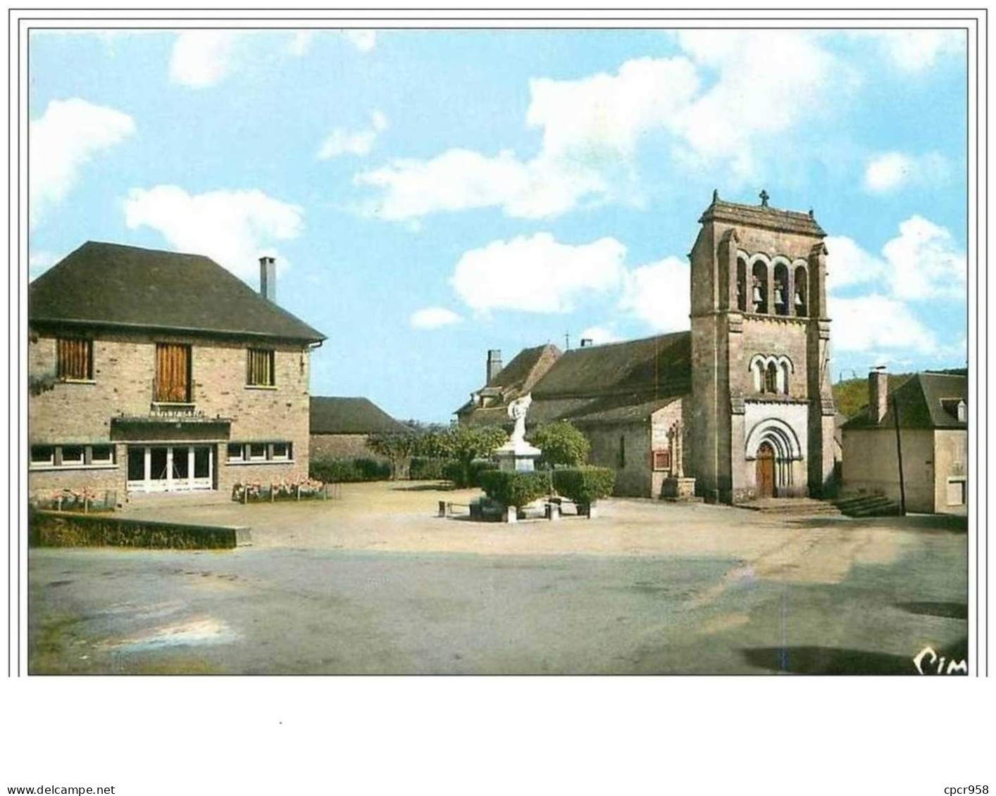 19.SAINT MARTIN LA MEANNE.FOYER RURAL ET PLACE DE L'EGLISE.CPM-CPSM. - Egletons