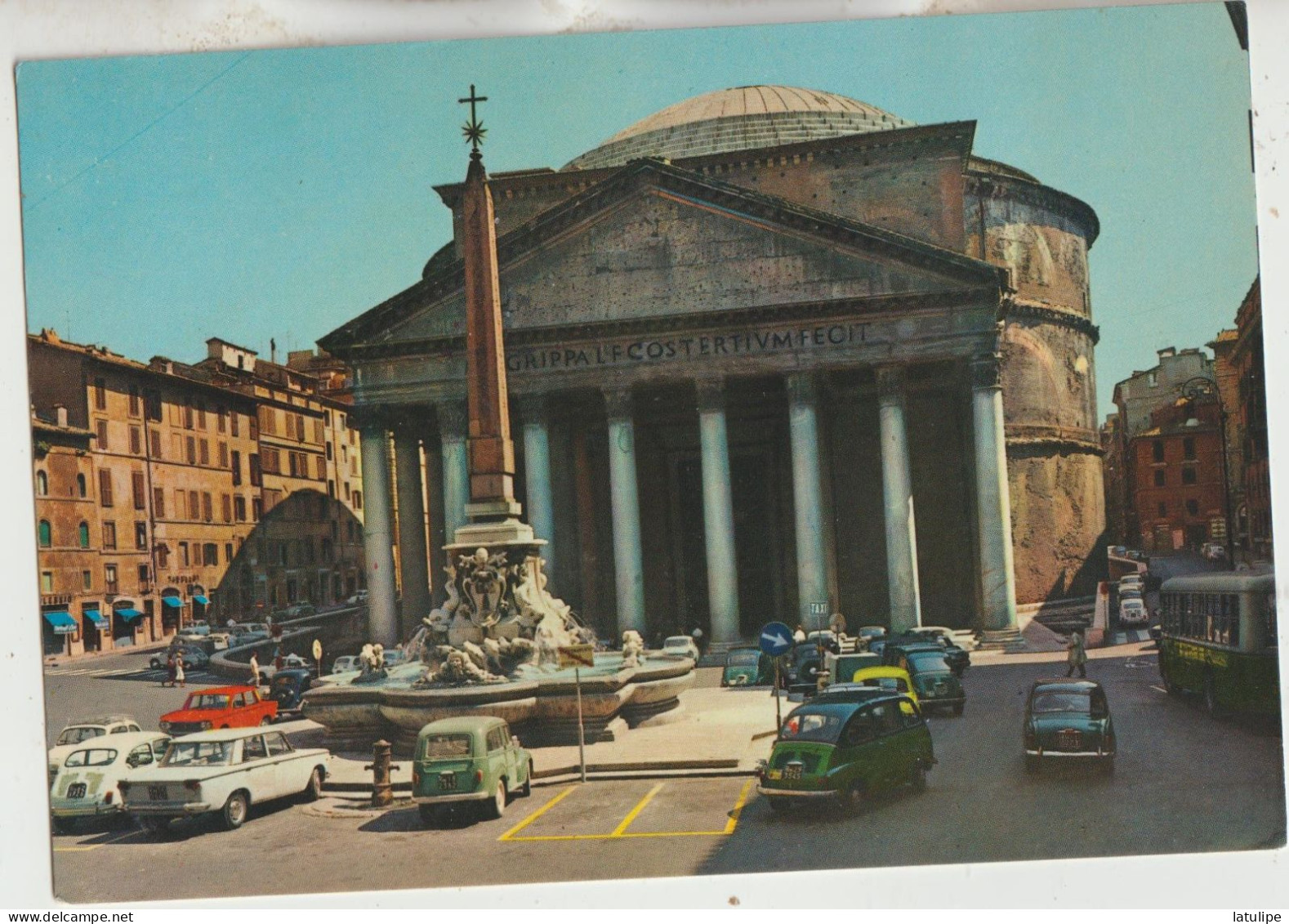 Roma  Carte Non Circulée  Le Pantheon  La Statue Fontaine Et La Place Tres Tres Animée Nombreuses Voitures - Pantheon