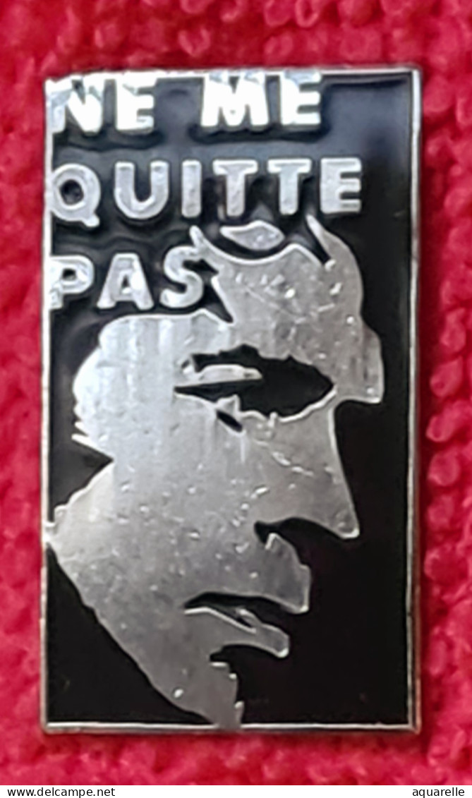 SUPER PIN'S Jacques BREL "NE ME QUITTE PAS" Signé CORNER "en Hommage à 1,6X2,3cm - Musique