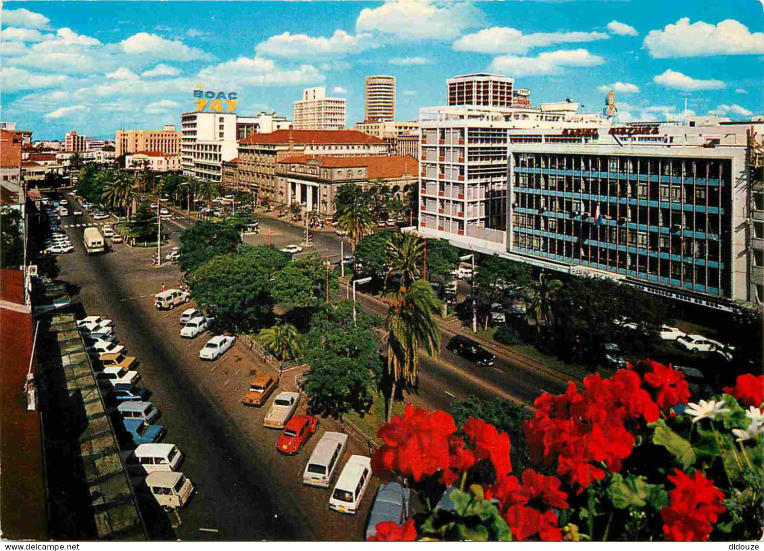 Kenya - Nairobi - Kenyatta Avenue - Automobiles - Immeubles - Fleurs - CPM - Voir Scans Recto-Verso - Kenya