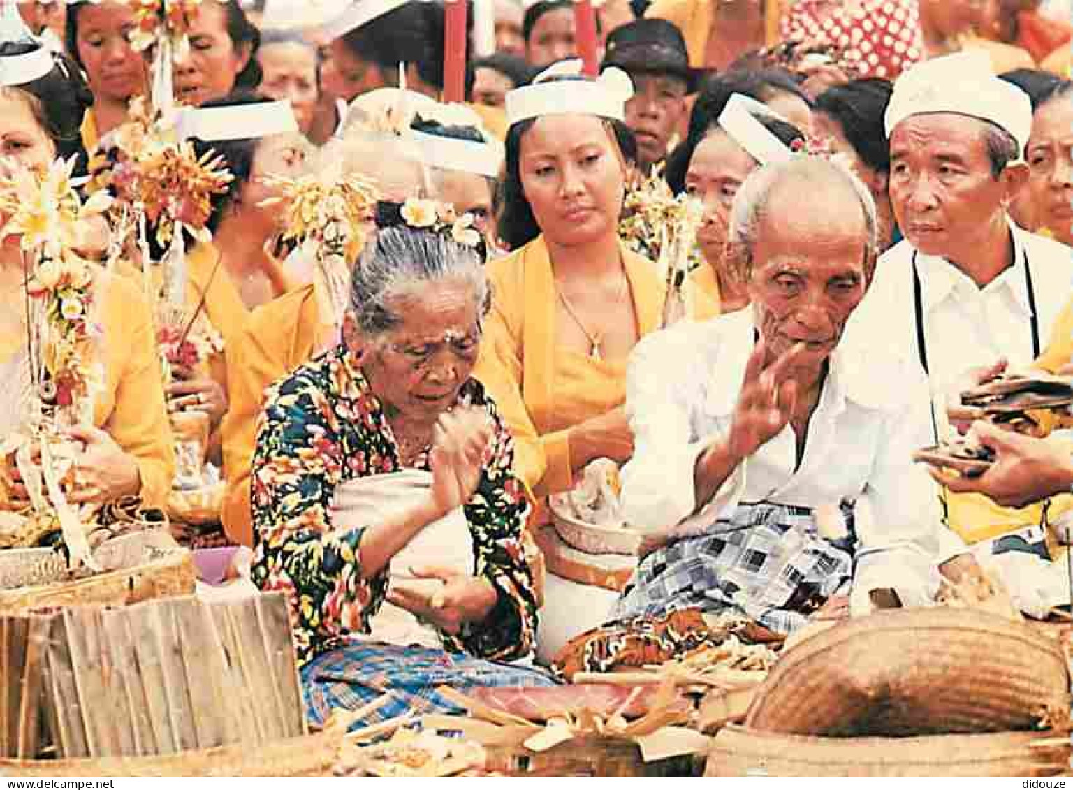 Indonésie - Bali - The High Priest Pedanda Sprinkles Holy Water While Dedicating The Offerings For Mukur - Carte Neuve - - Indonesië
