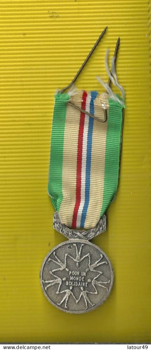 Medaille Association Des Prisonniers De Guerre  .. Pour Le Monde Solidaire - Frankrijk