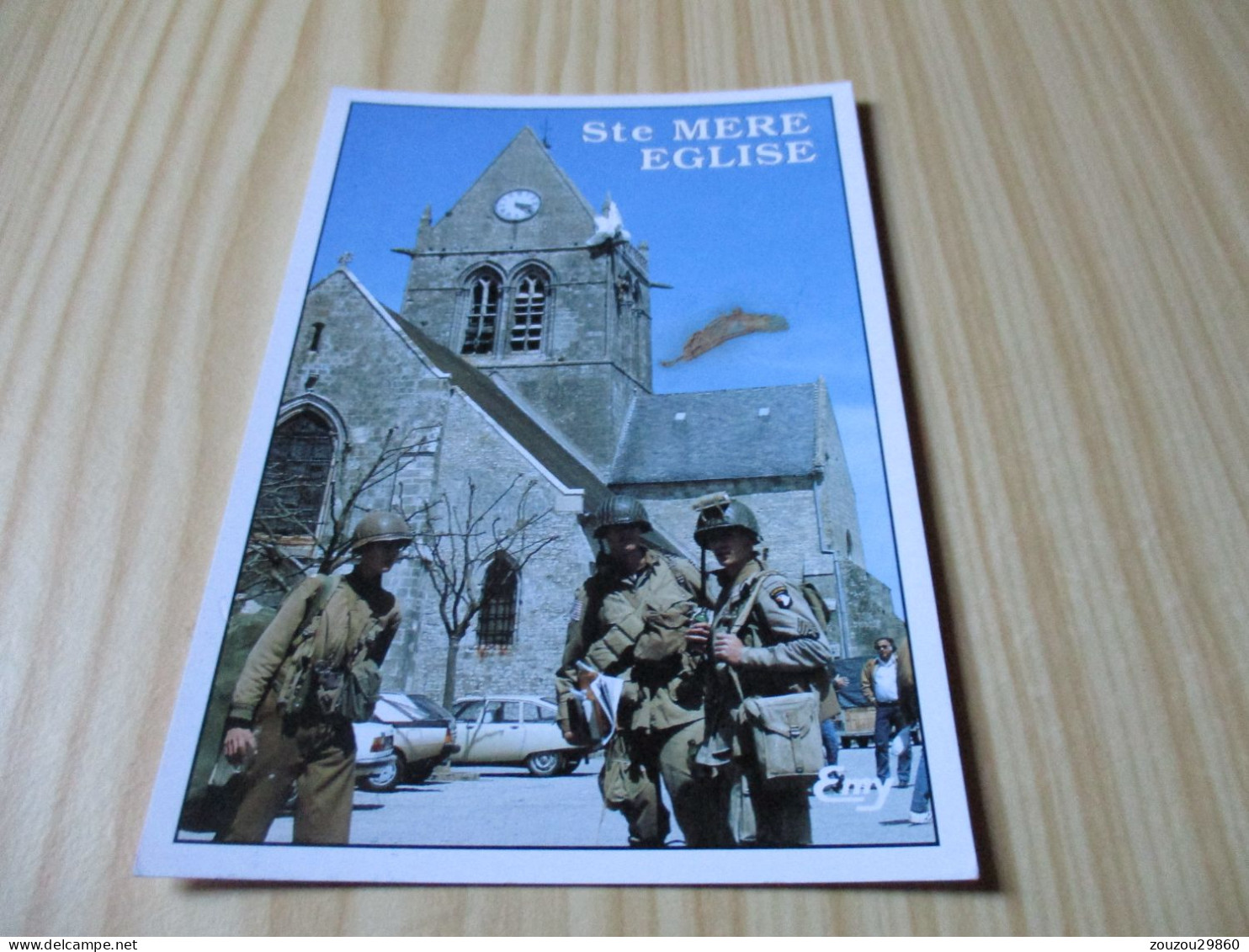 Sainte-Mère-Eglise (50).Commémoration D'un Anniversaire Du Débarquement Devant L'église - Carte Animée. - Sainte Mère Eglise