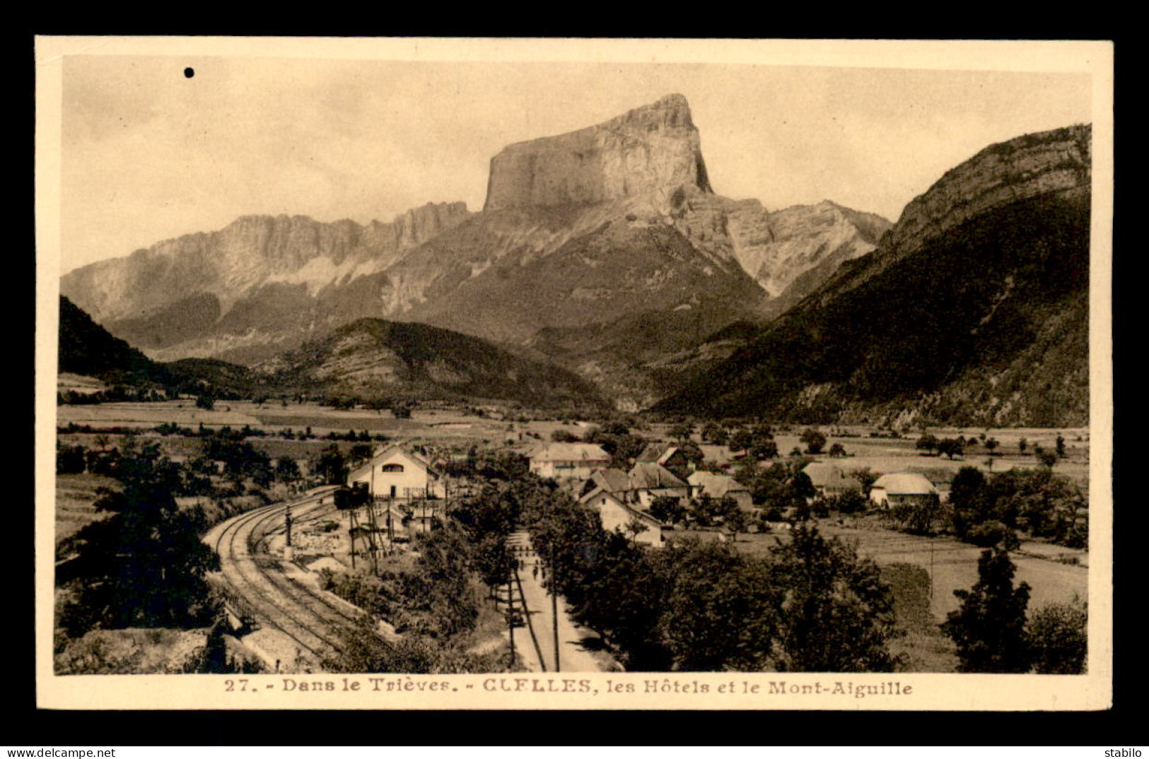 38 - CLELLES - LES HOTELS ET LE MONT-AIGUILLE - LA GARE DE CHEMIN DE FER - Clelles