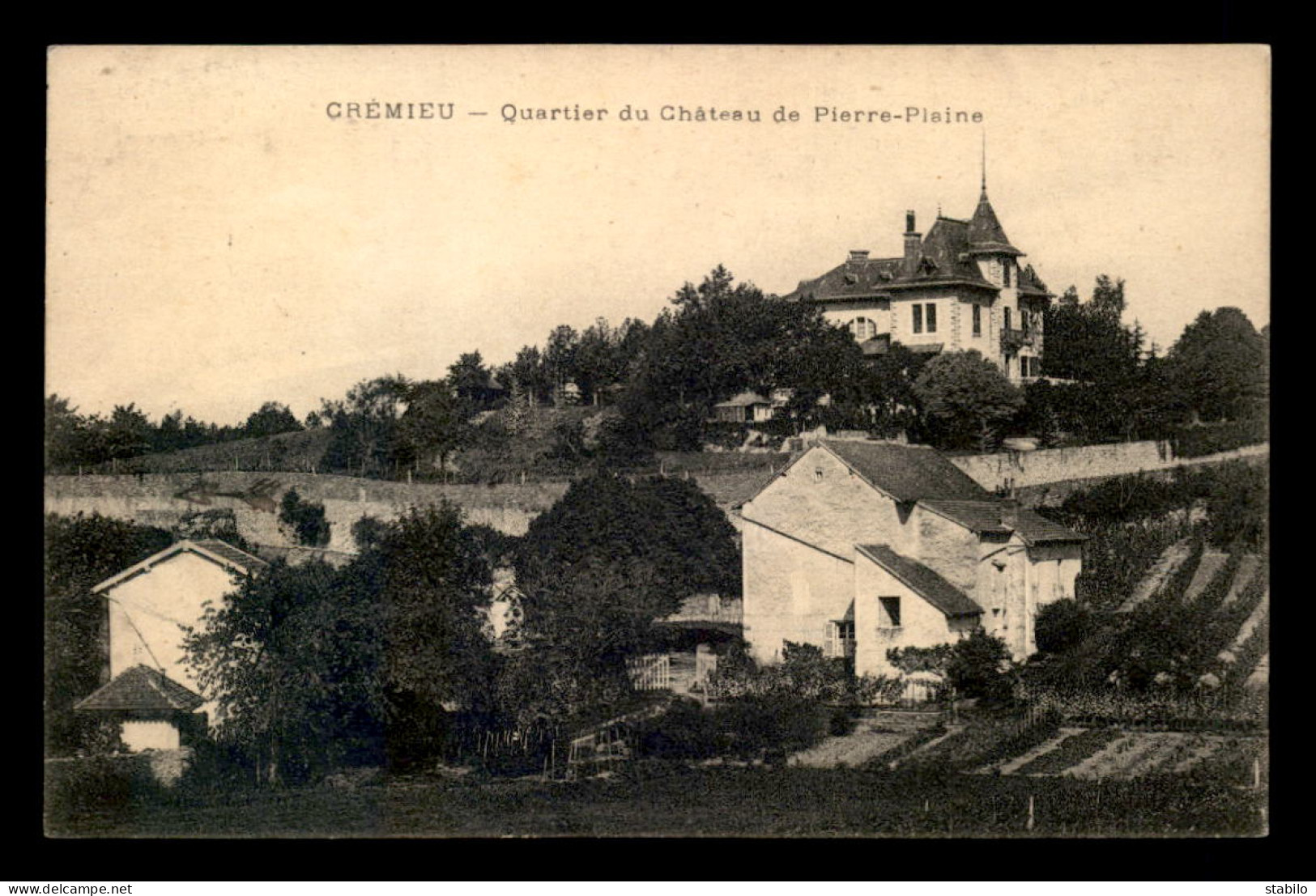 38 - CREMIEU - QUARTIER DU CHATEAU DE PIERRE-PLAINE - Crémieu