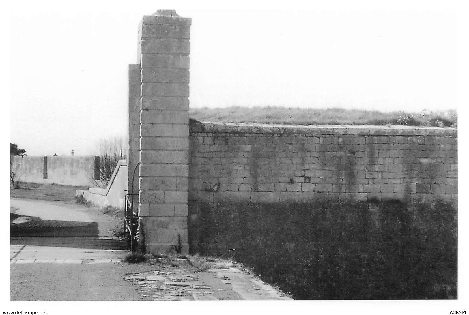 17 SAINT MARTIN DE Ré Photo 1985 Entre La BARBETTE Et La Prison  (Scan R/V) N°   32   \OA1042 - Saint-Martin-de-Ré