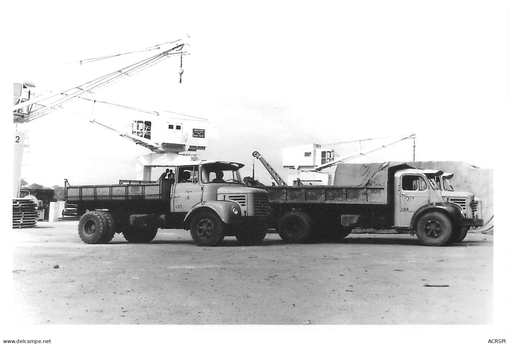 Bangui  Photo  1967 Les Camions Au Port  République Centrafricaine    (Scan R/V) N°   25   \OA1041 - Central African Republic