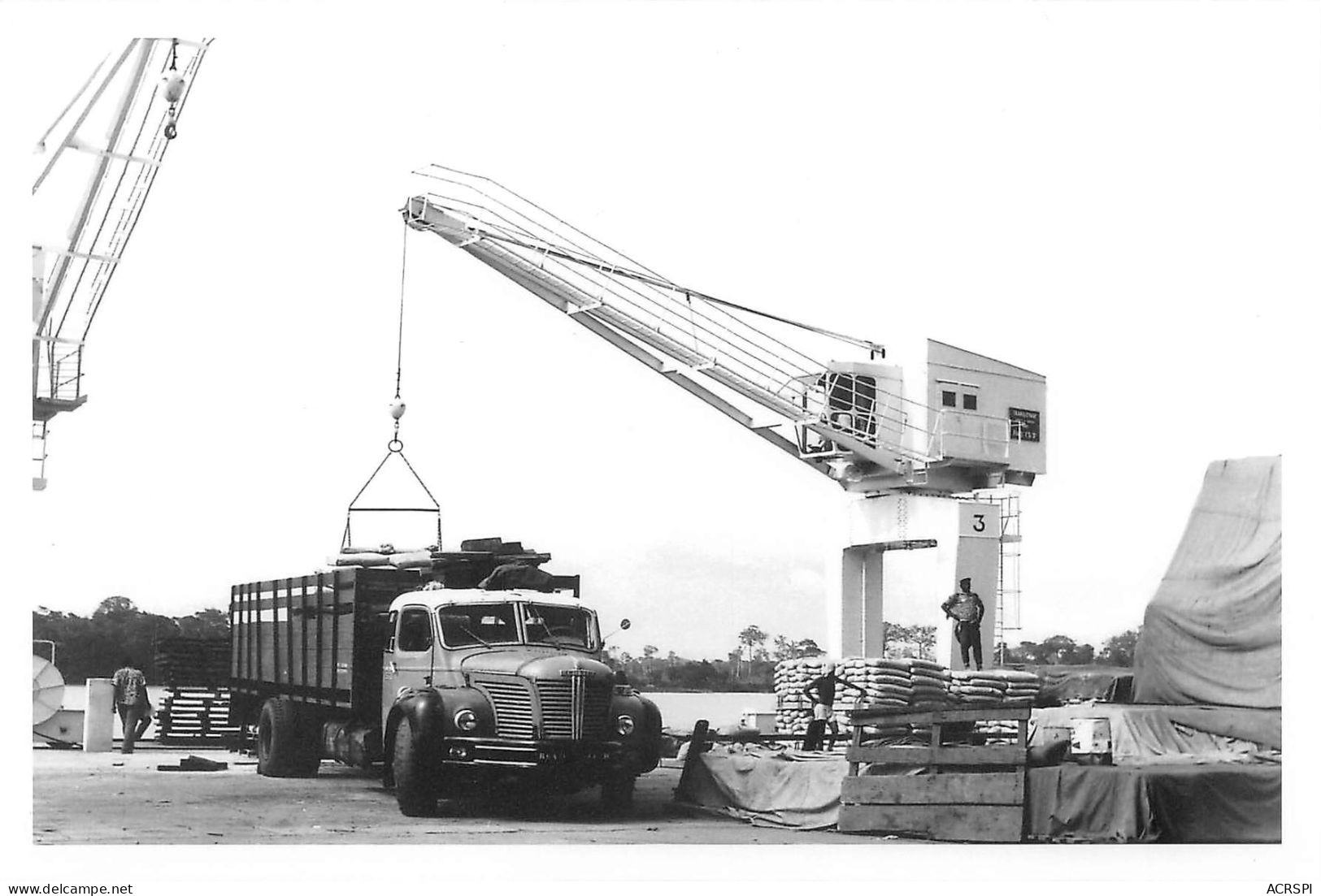 Bangui  Photo  1967 Les Camions Et Les Grues Au Port  République Centrafricaine    (Scan R/V) N°   26   \OA1041 - Centraal-Afrikaanse Republiek