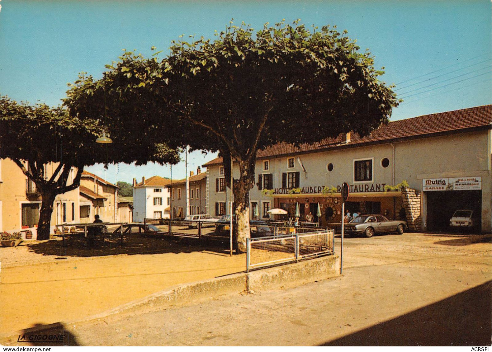 01  Dompierre-sur-Veyle La Place Terrain De Pétanque Hotel Restaurant Auberge          (Scan R/V) N°   10   \OA1051 - Villars-les-Dombes