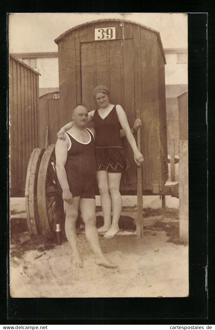 AK Paar In Badeanzügen Vor Einem Badewagen  - Mode