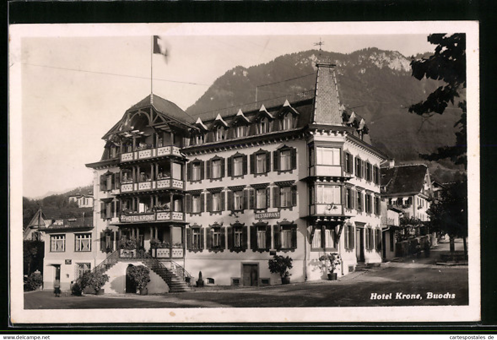 AK Buochs, Hotel Krone Mit Strasse Und Blick Auf Berg  - Buochs