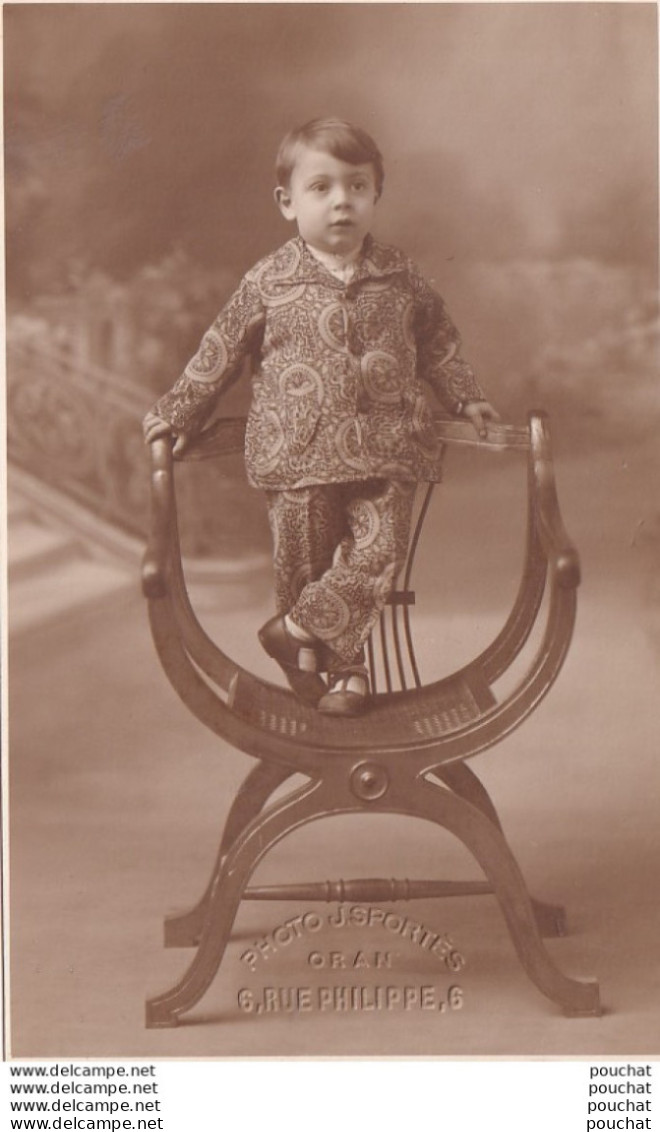 ORAN - ALGERIE - CARTE PHOTO J. SPORTES - LE JEUNE GARCON ORANAIS FRANCOIS ASSANTE SUR UN FAUTEUIL DAGOBERT - 2 SCANS - Kinder