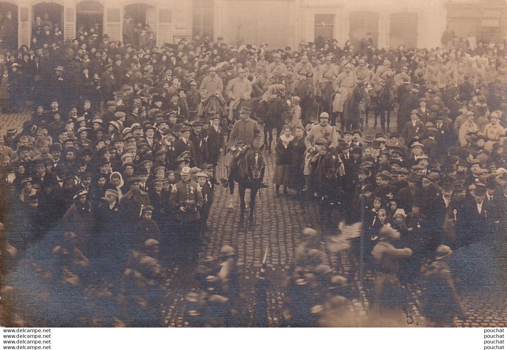 M18-57) SAINT - AVOLD - CARTE PHOTO - PLACE DE LA VICTOIRE - LES TROUPES - MILITAIRES - CAVALERS - MILITARIA ( 3 SCANS ) - Saint-Avold