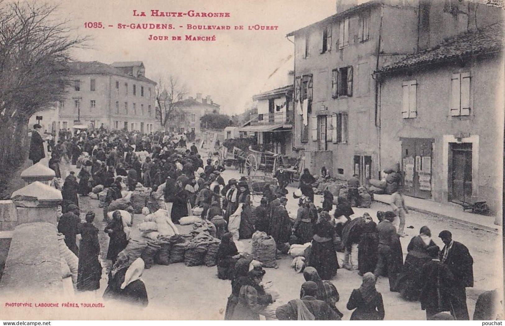 A7-31) SAINT GAUDENS - HAUTE GARONNE -  BOULEVARD DE L'OUEST - JOUR DE MARCHE -  ( 2 SCANS ) - Saint Gaudens