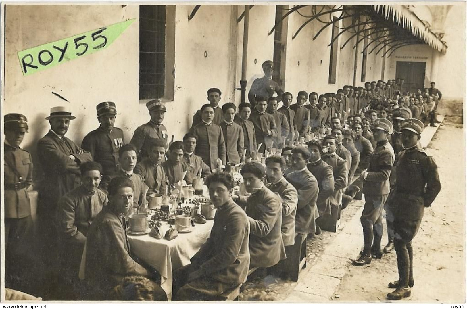 Militari A Mensa Veduta Lunga Tavolata All'aperto Di Militari Seduti A Mensa (foto Vedi Il Retro) - Guerra 1914-18