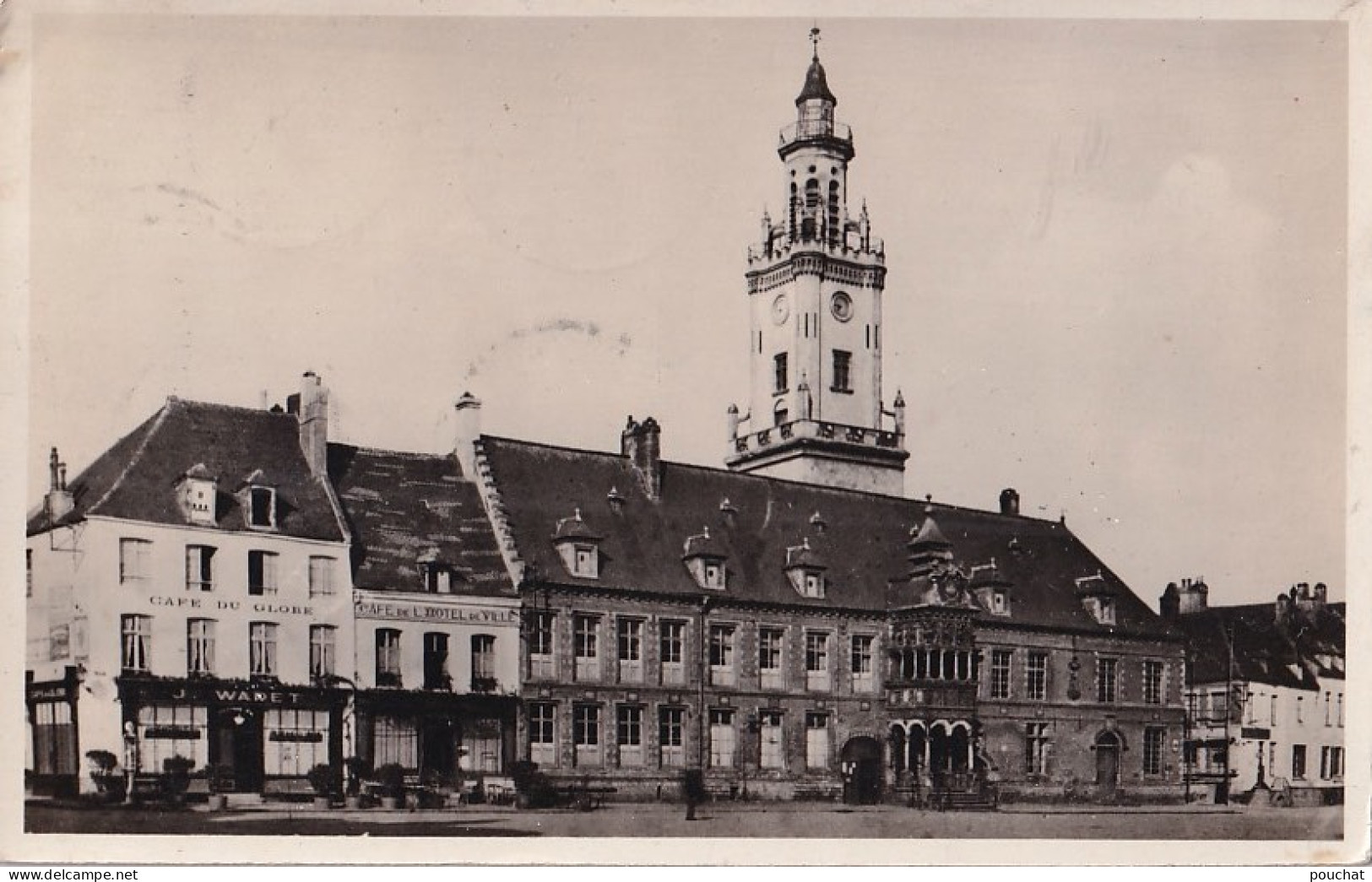 I4-62) HESDIN - L ' HOTEL DE VILLE - CAFE DU GLOBE ET DE L ' HOTEL DE VILLE - EN 1949 -  (  2 SCANS ) - Hesdin