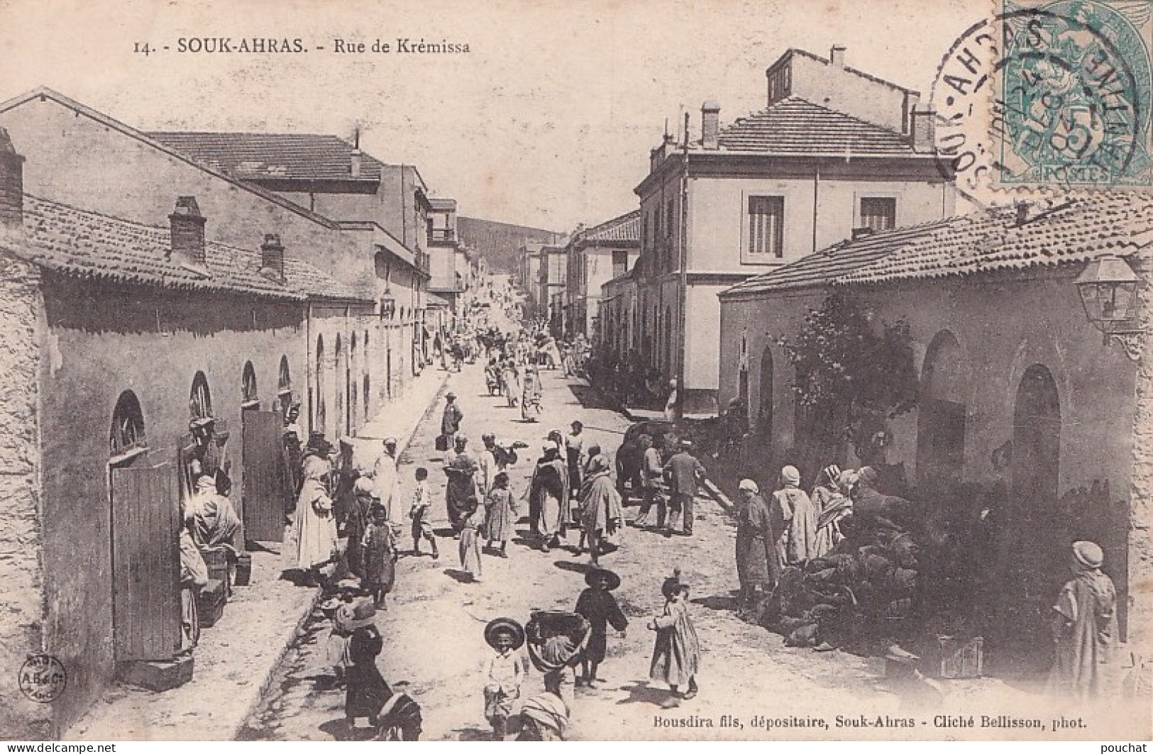 I8- SOUK - AHRAS  - ALGERIE - RUE DE KREMISSE  - ANIMEE  - HABITANTS - EN 1904   - Souk Ahras