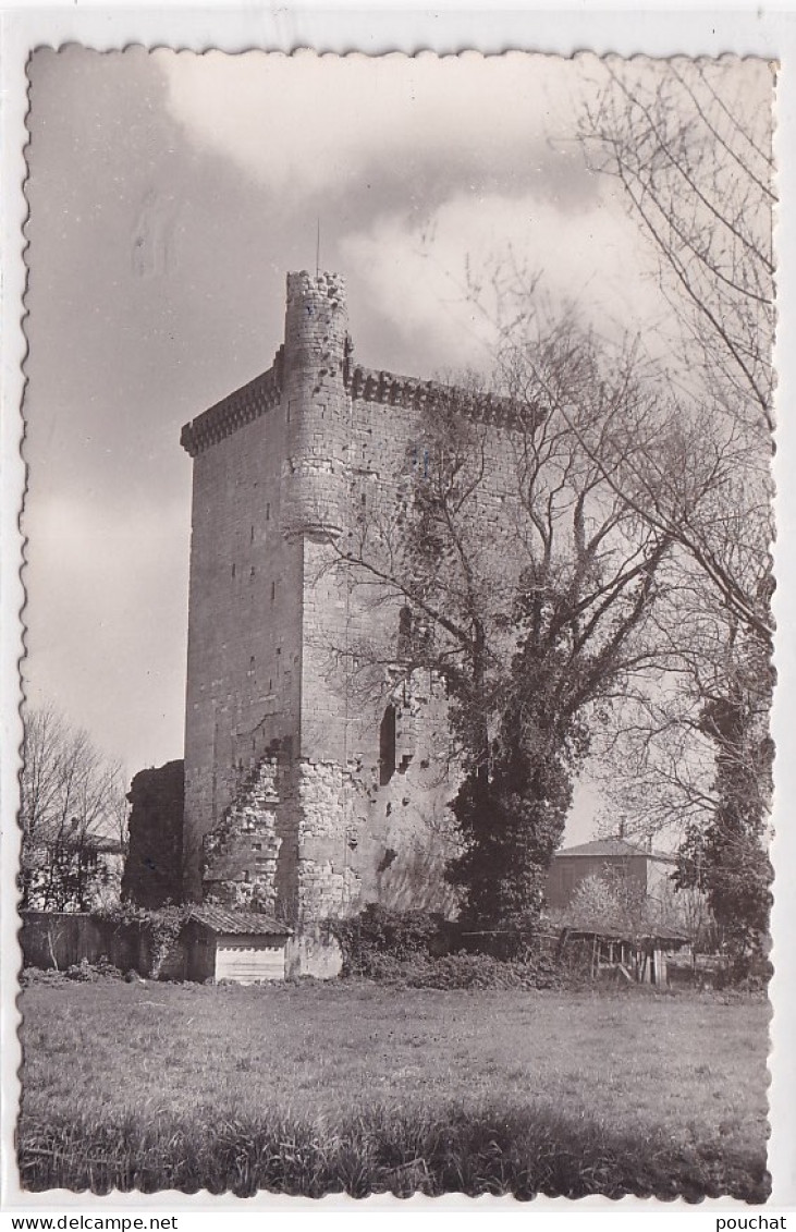 I11-33) LESPARRE  - GIRONDE -  LA TOUR DE L'HONNEUR  -  EN 1957 - ( 2 SCANS ) - Lesparre Medoc