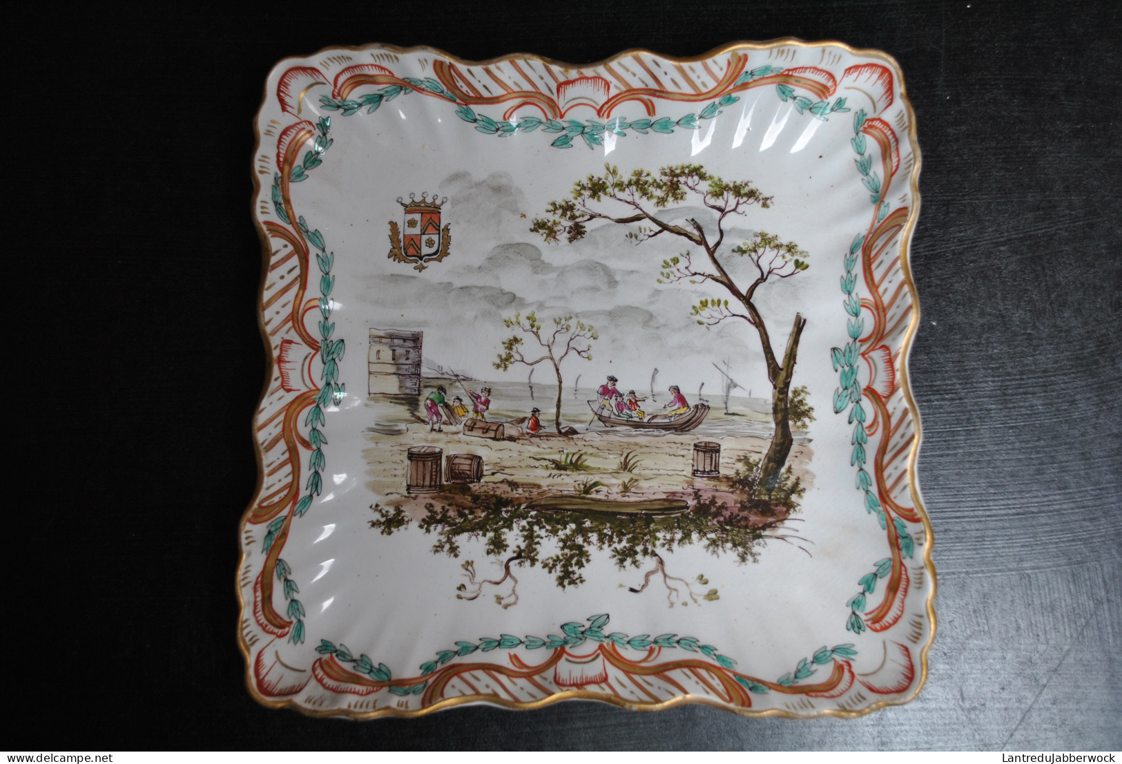 Plat Carré En Faience De Langeais XIXè Lille 1767 Riche Décor De Barque Marins Fort Tonneau Mer Et Dorure Armoiries RARE - Langeais (FRA)