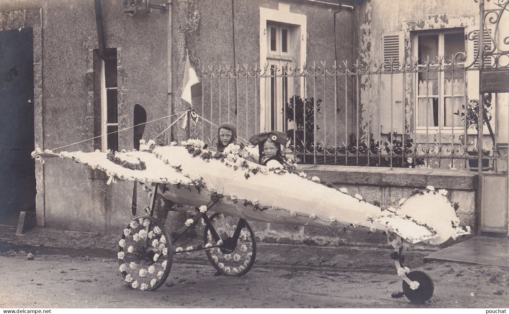 50) SAINT PIERRE EGLISE - CARTE PHOTO - CAVALCADE DE ST. PIERRE - AVION FLEURIES - DEVANT E. MARIE  VINS & SPRITUEUX  - Saint Pierre Eglise