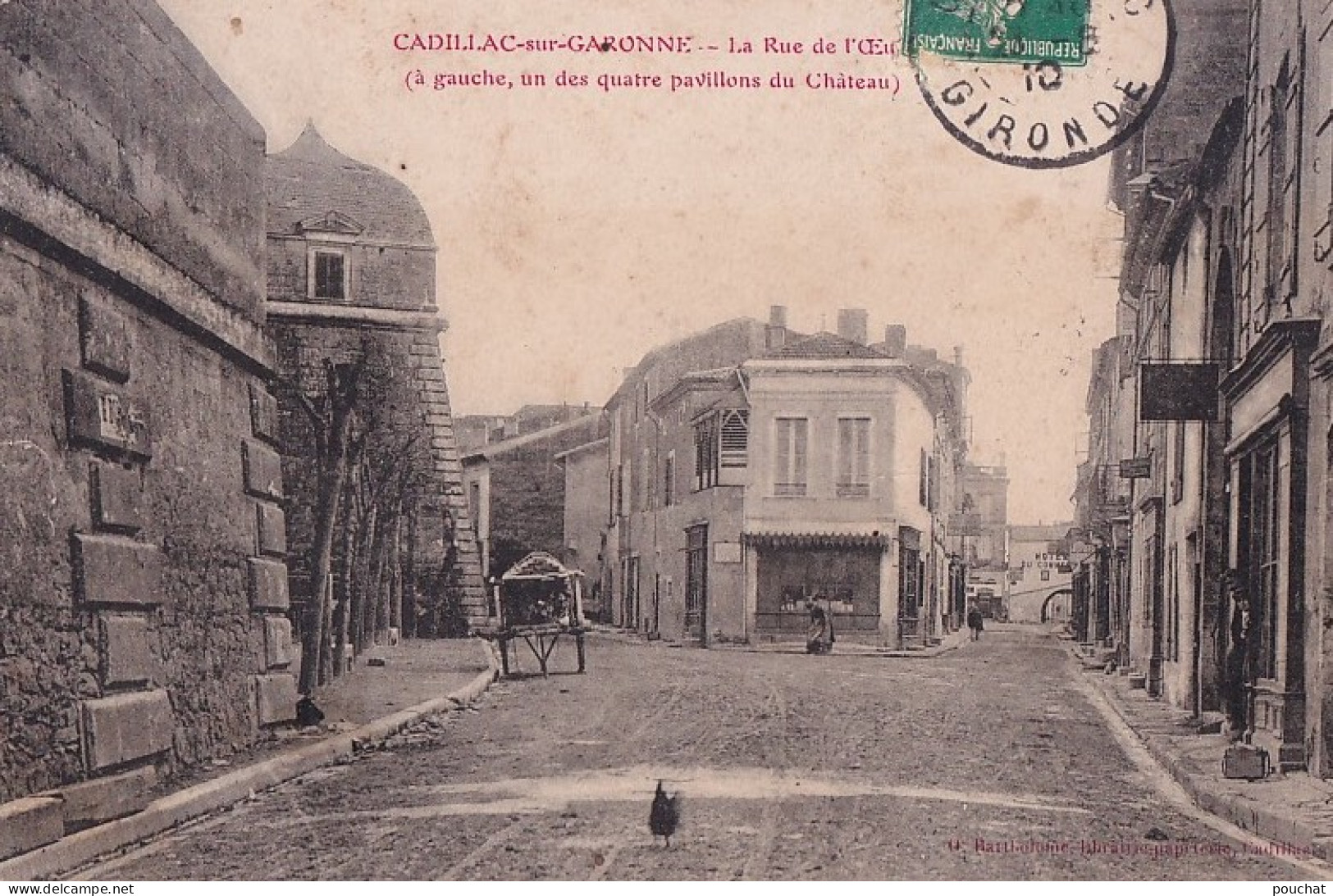 33) CADILLAC SUR GARONNE - LA RUE DE L'OEUILLE - A GAUCHE , UN DES QUATRE PAVILLONS DU CHATEAU - EN 1910 - Cadillac