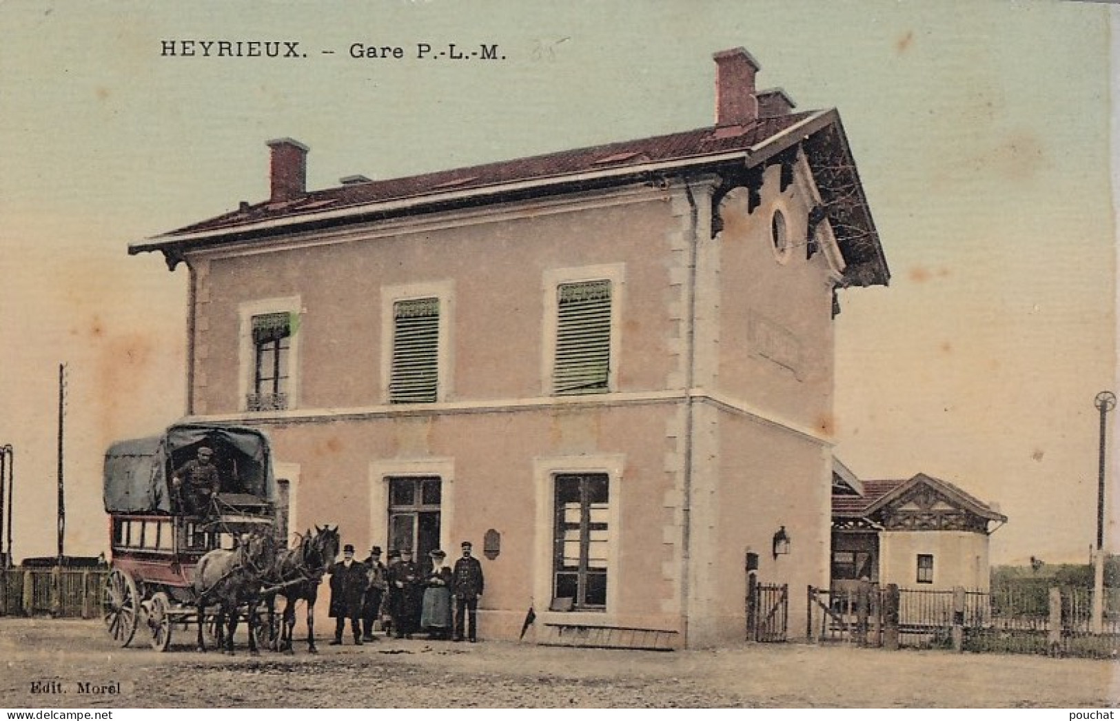 A10-38) HEYRIEUX ( ISERE ) LA GARE P.L.M. - ANIMATIO - LA DILIGENCE - COULEURS - ( 2 SCANS )  - Estaciones Sin Trenes