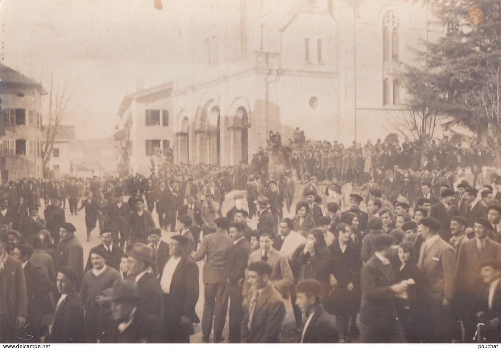 64) HASPARREN - CARTE PHOTO - PLACE DE L ' EGLISE - ANIMATION - FOULE - HABITANTS - N° 2 - ( 3 SCANS ) - Hasparren