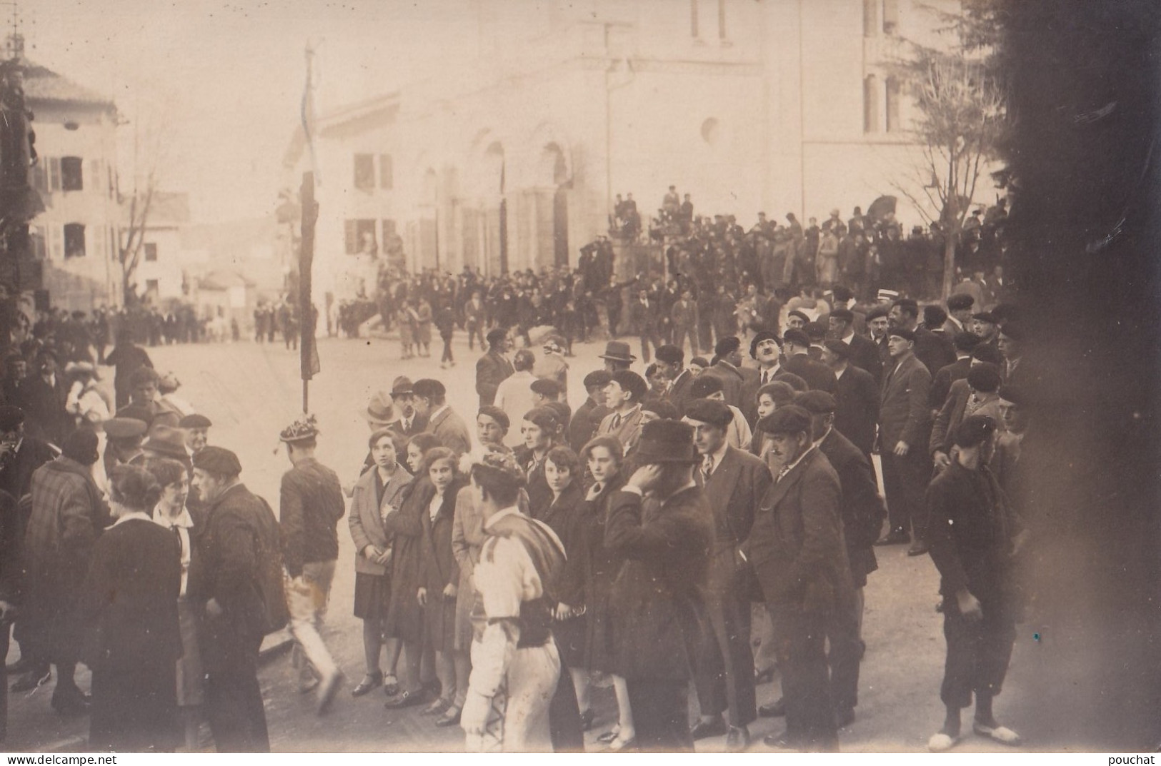 64) HASPARREN - CARTE PHOTO - PLACE DE L ' EGLISE - ANIMATION - FOULE - HABITANTS - N° 3 - ( 3 SCANS ) - Hasparren