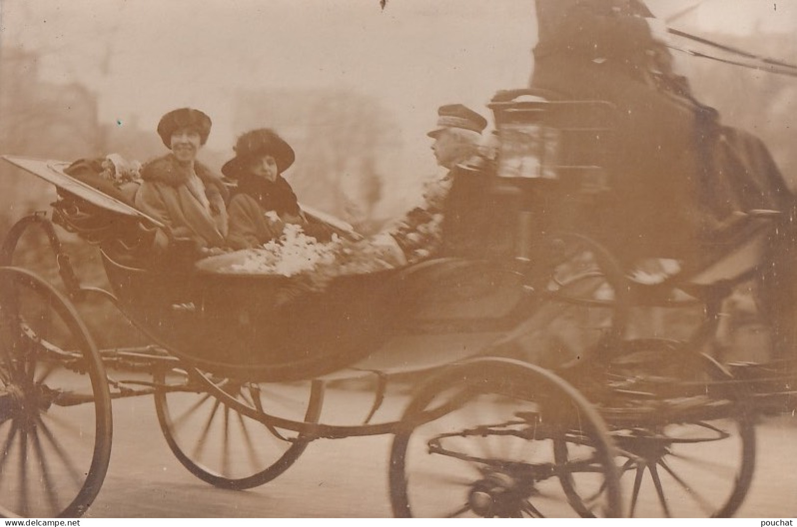 A14-75) PARIS - CARTE PHOTO - LE 13/1/1919 - RECEPTION - LA REINE DES BELGES ET MME POINCARRE  - ( 2 SCANS ) - Réceptions