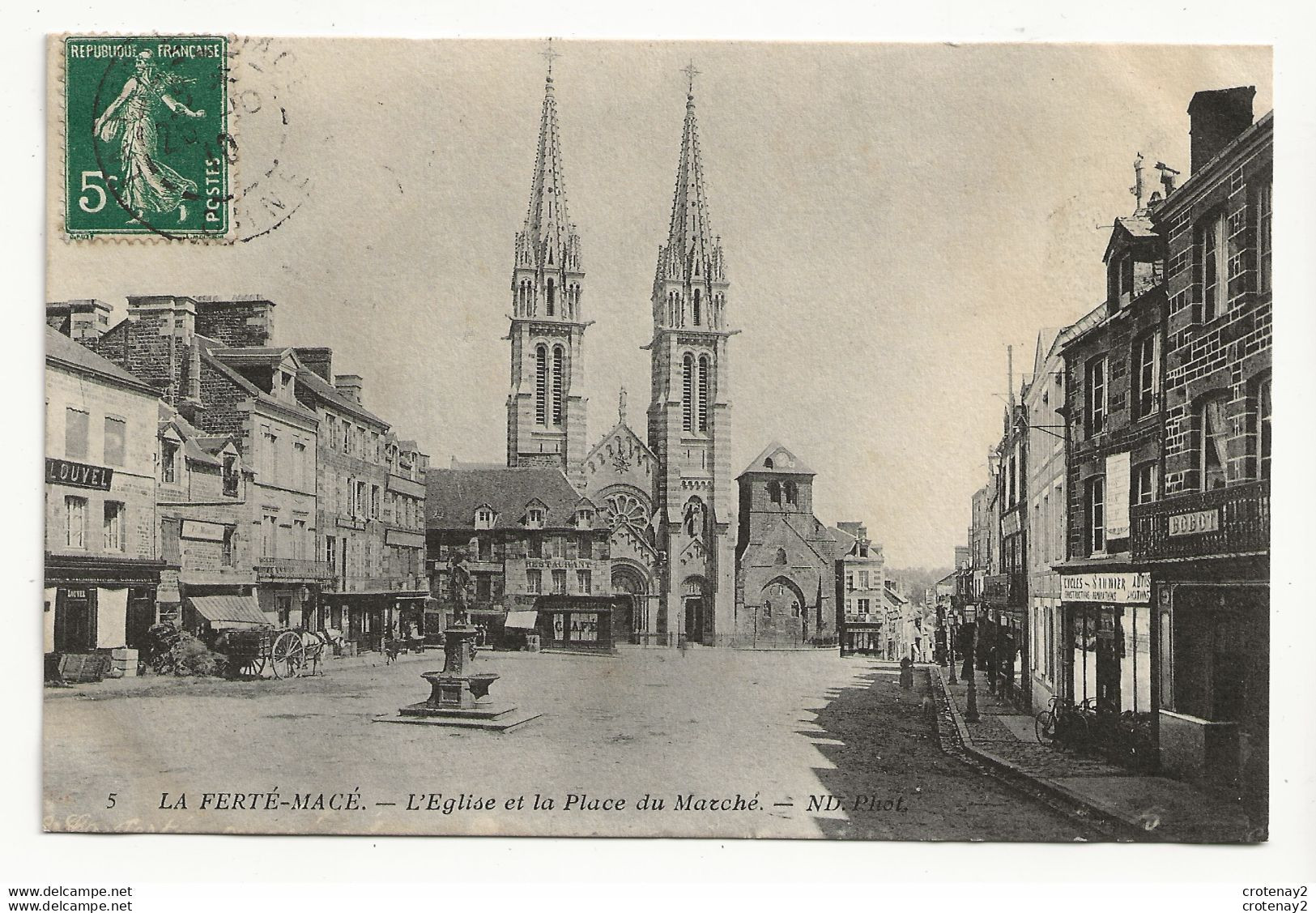 61 LA FERTE MACE N°5 L'Eglise Et La Place Du Marché Attelage Cheval Café Restaurant Cycles Saunier BOBOT ? En 1910 - La Ferte Mace