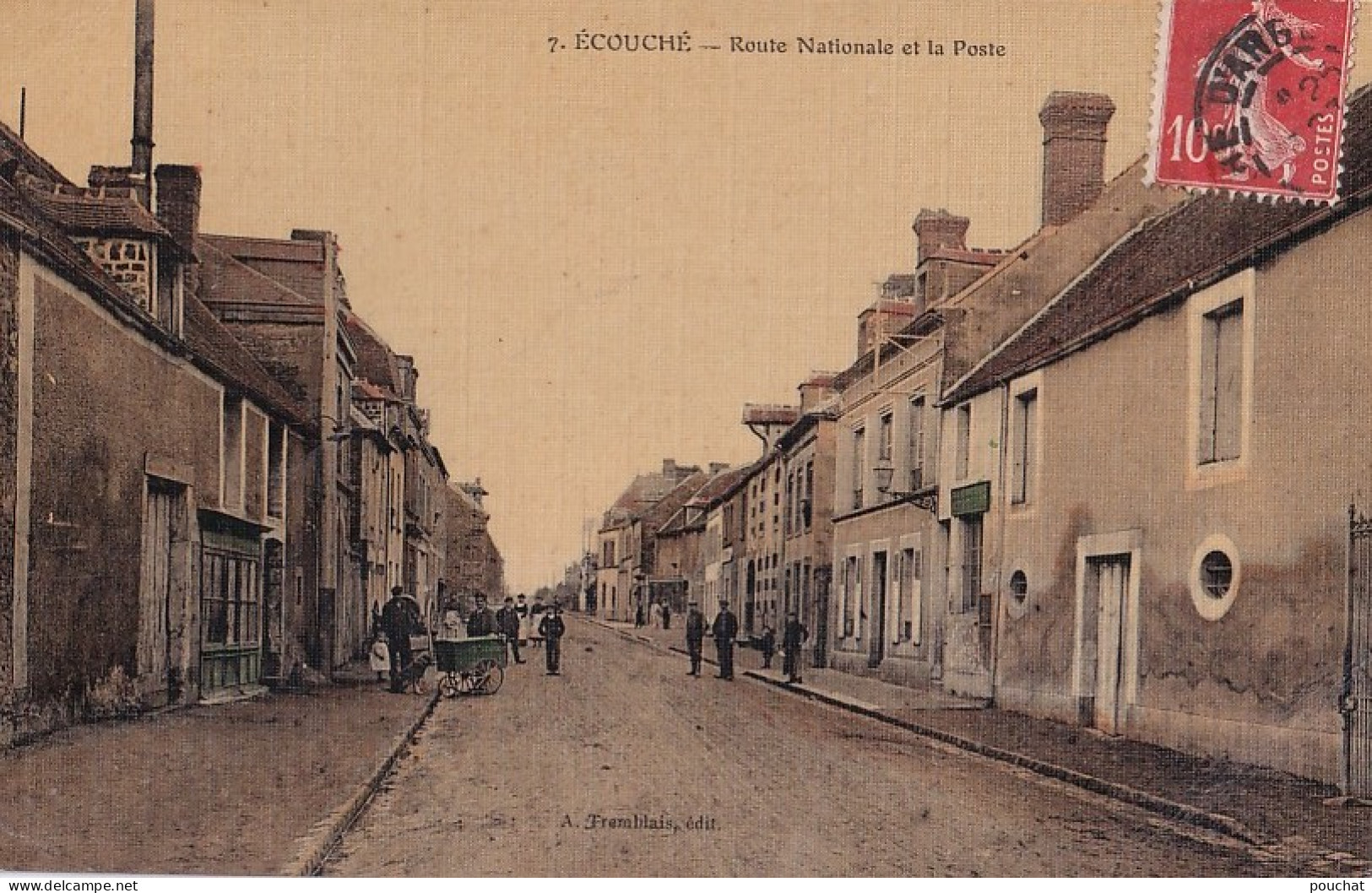 A7-61) ECOUCHE - ORNE  ROUTE NATIONAL ET LA POSTE - HABITANTS - VOITURE A CHIEN ? - CARTE TOILEE COULEURS - ( 2 SCANS ) - Ecouche