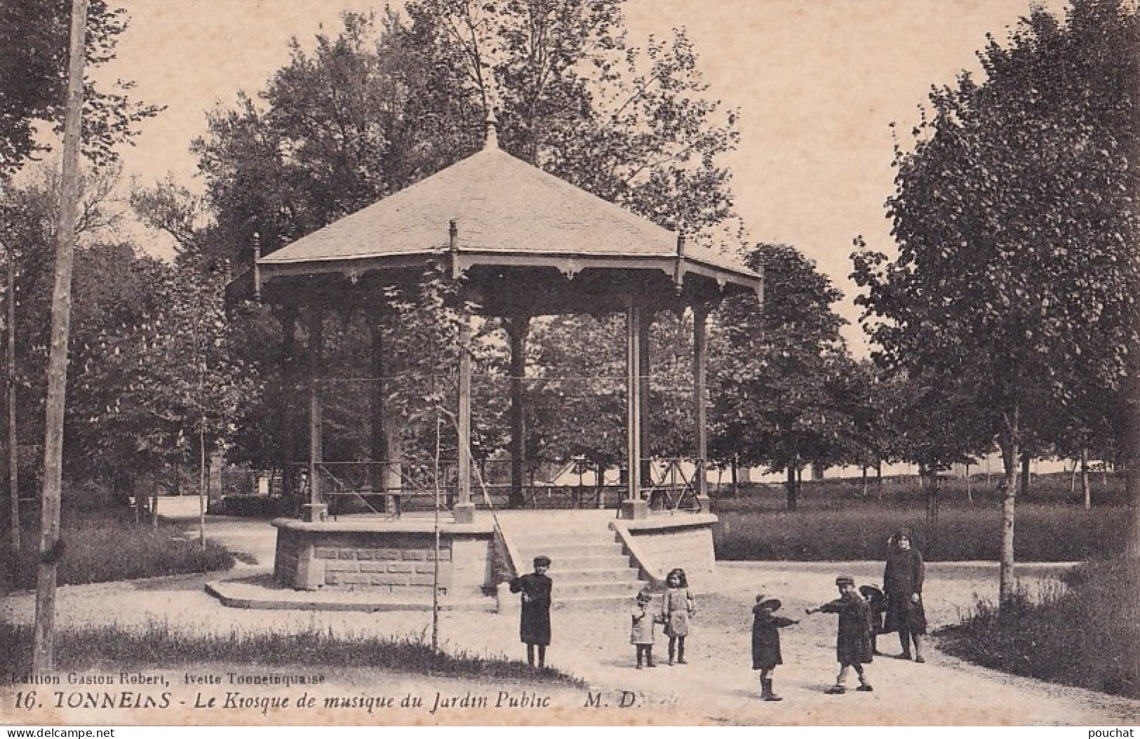 A21-47) TONNEINS - LE KIOSQUE DE MUSIQUE DU JARDIN PUBLIC - HABITANTS -  EDIT. GASTON ROBERT - ( 2 SCANS ) - Tonneins