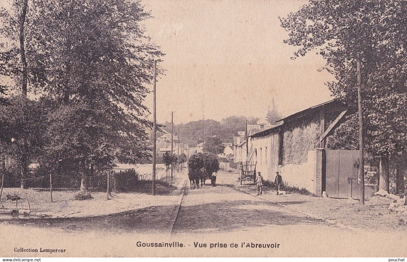 A23-95) GOUSSAINVILLE - VUE PRISE DE L ' ABREUVOIR - ANIMEE HABITANTS - PAYSANS AVEC CHARRETTE DE FOIN - ( 2 SCANS ) - Goussainville