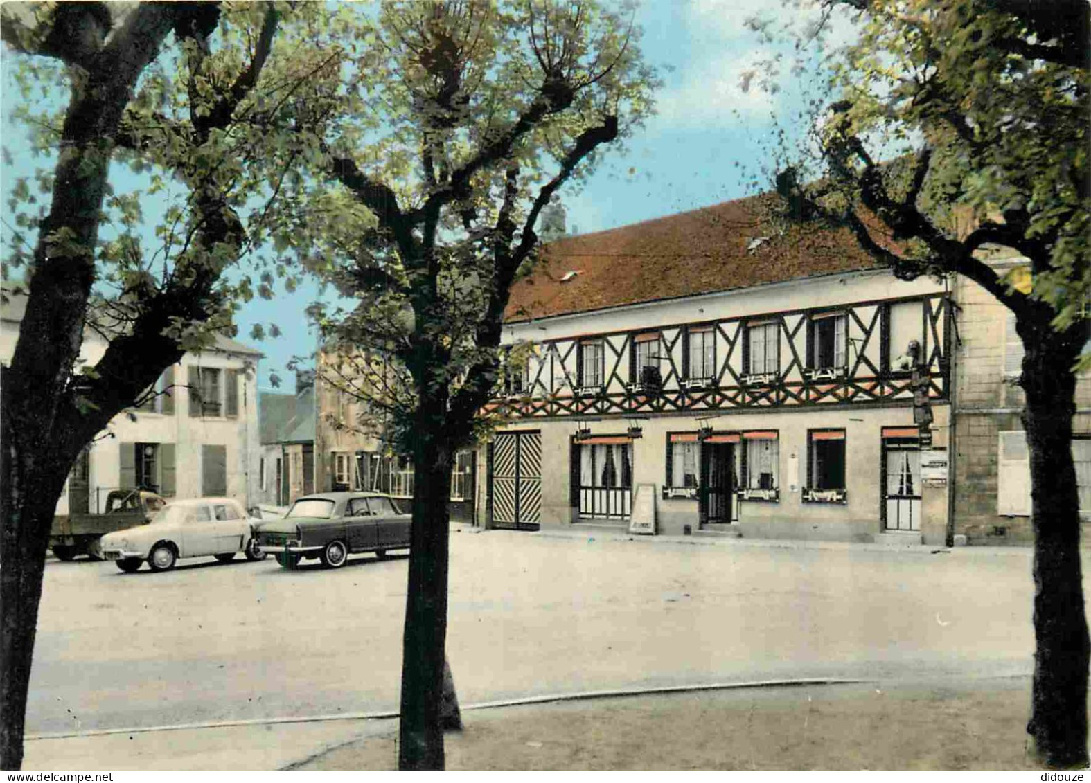 60 - Boran Sur Oise - La Place - Automobiles - CPM - Voir Scans Recto-Verso - Boran-sur-Oise