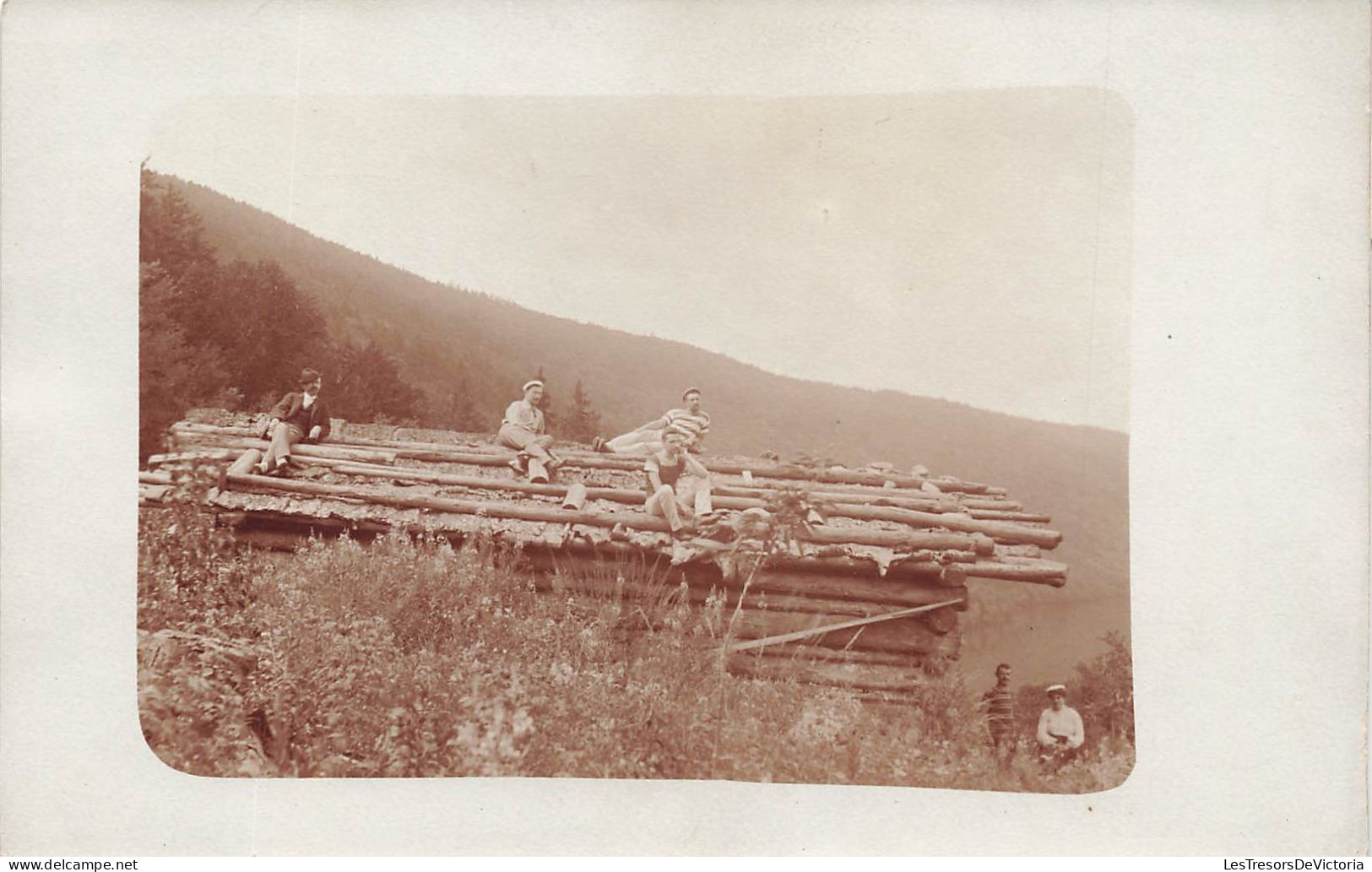 CARTE PHOTO - Des Hommes Perchés Sur Un Toit - Animé - Carte Postale Ancienne - Fotografie