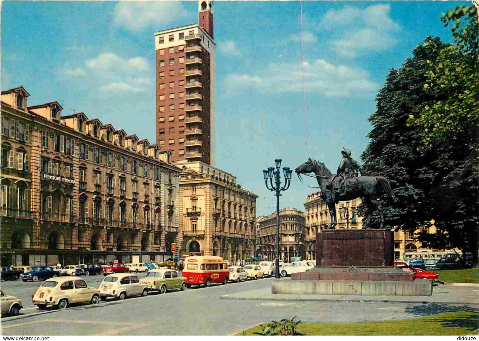 Automobiles - Torino - Piazza Castello E Grattacielo - La Place Du Château Et Le Gratte-ciel - CPM - Voir Scans Recto-Ve - PKW