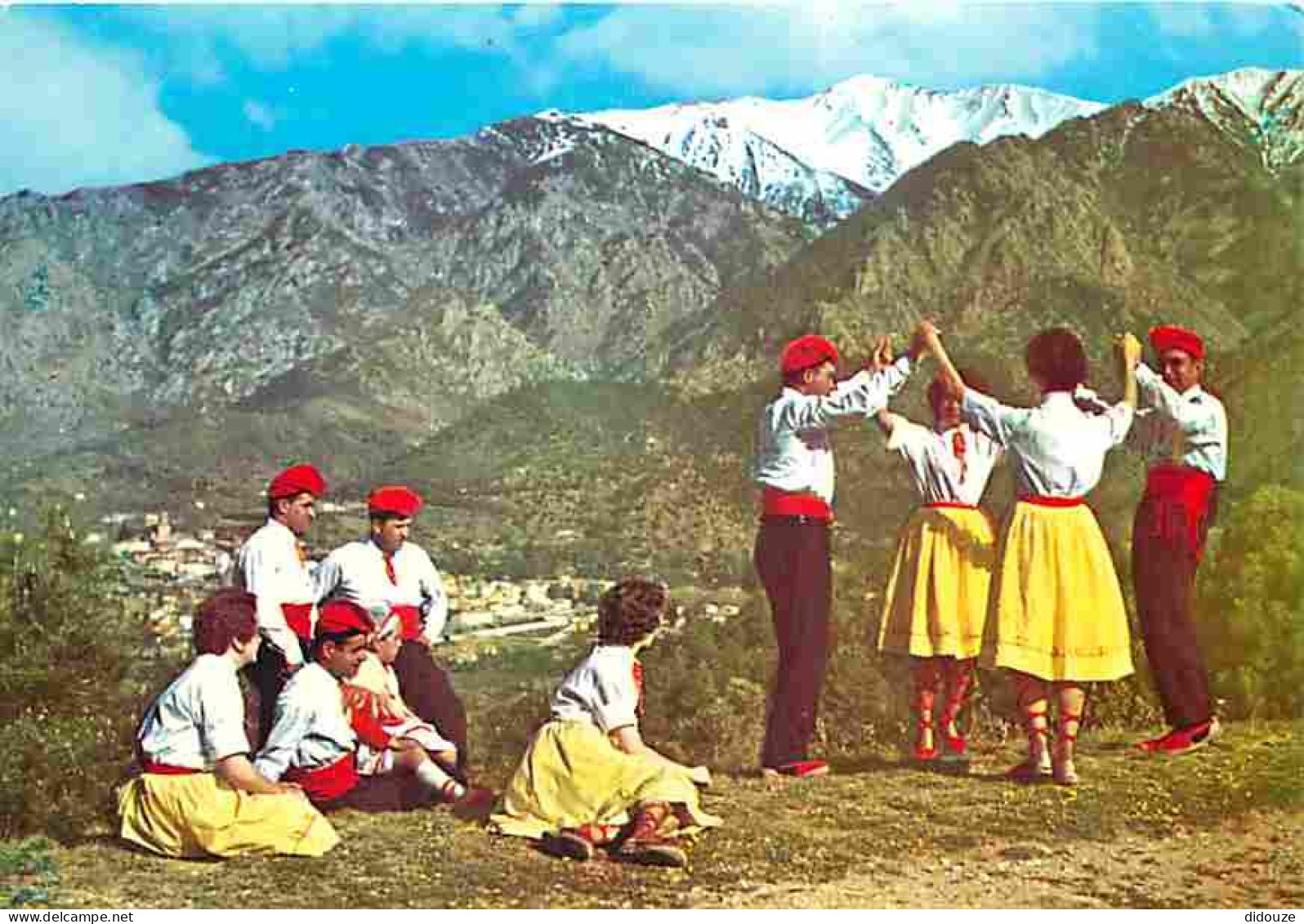 Folklore - Danses - Roussillon - La Sardane - Au Pied Du Mont Canigou - CPM - Voir Scans Recto-Verso - Dans