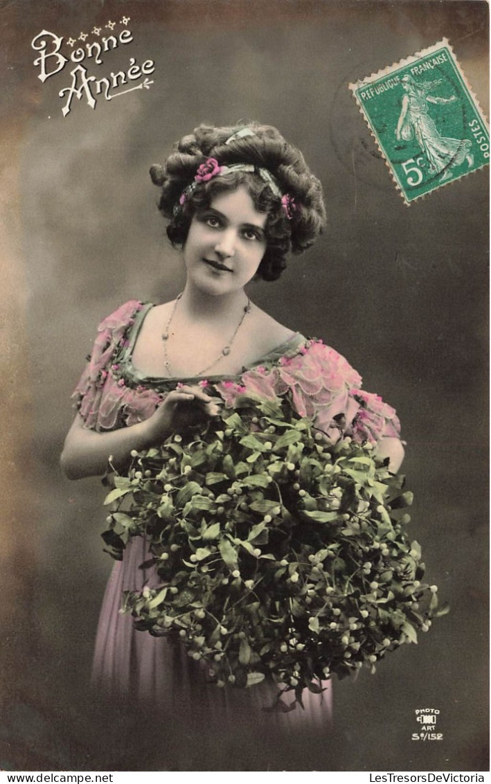 FETES ET VOEUX - Nouvel An - Une Femme Tenant Un Bouquet De Gui - Colorisé - Carte Postale Ancienne - Nouvel An