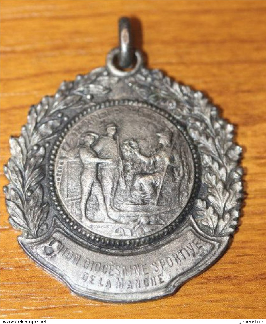 Pendentif Médaille Médaillon "Union Diocésaine Sportive De La Manche" Normandie - Religión & Esoterismo