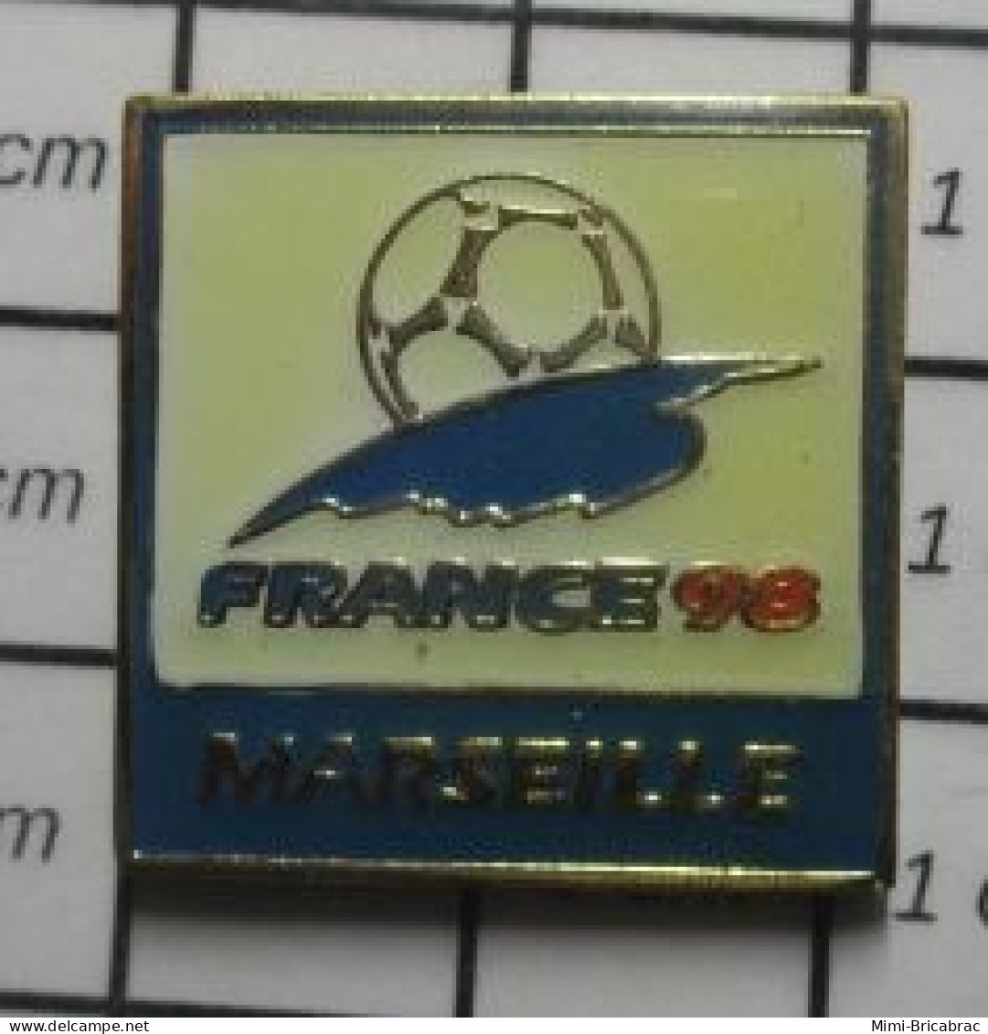 713c Pin's Pins / Beau Et Rare / SPORTS  / MONDIAL FRANCE 98 FOOTBALL MATCH A MARSEILLE - Football