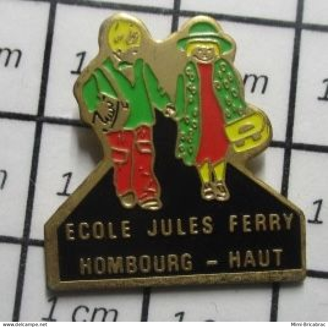 410B Pin's Pins / Beau Et Rare / ADMINISTRATIONS / ECOLIERS ECOLE JULES FERRY HOMBOURG HAUT Pas HOMBOURG LA REINE - Administration