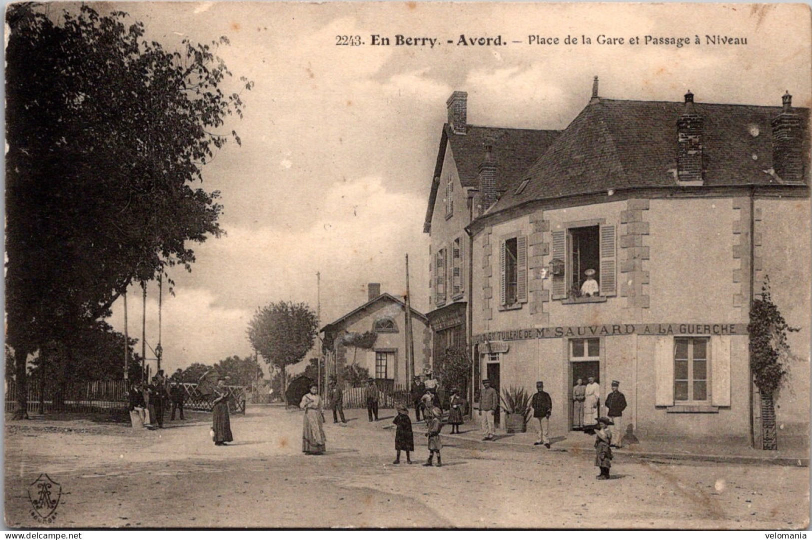 20235 Cpa 18 Avord - Place De La Gare Et Passage à Niveau - Avord