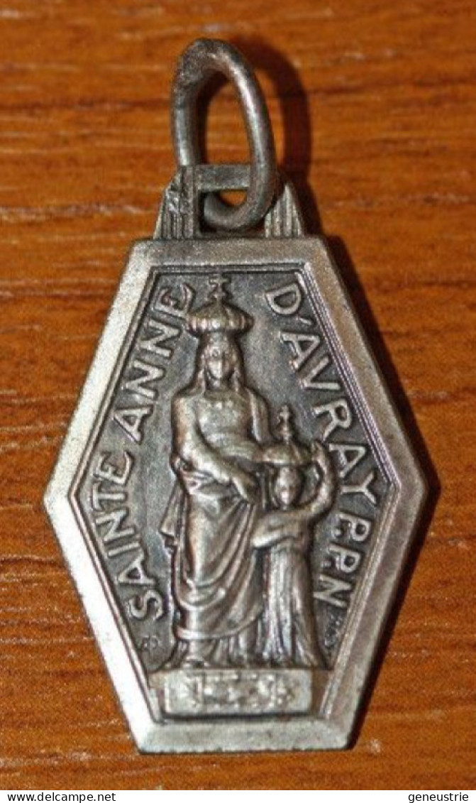Médaille Religieuse Pendentif Années 30 "Sainte Anne D'Auray" Bretagne - Religious Medal - Religión & Esoterismo