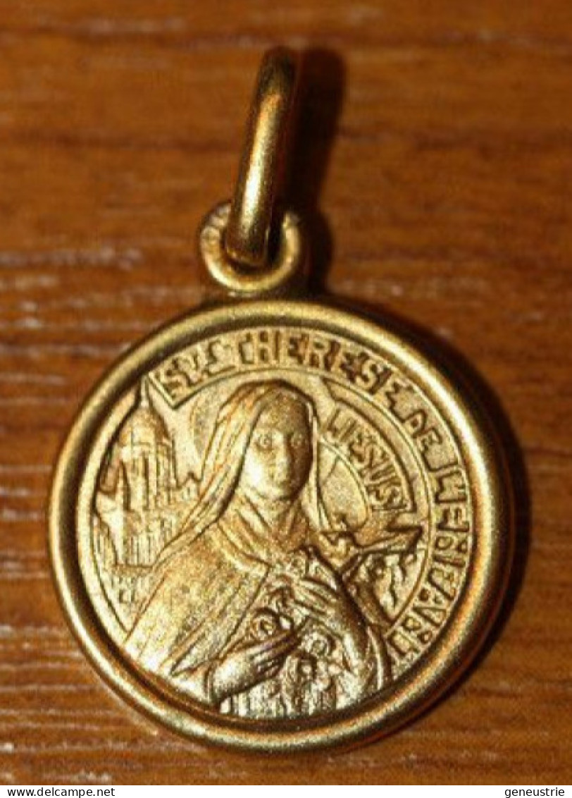 Pendentif Médaille Religieuse Doré "Souvenir De Notre-Dame De Lourdes" Religious Medal - Religión & Esoterismo