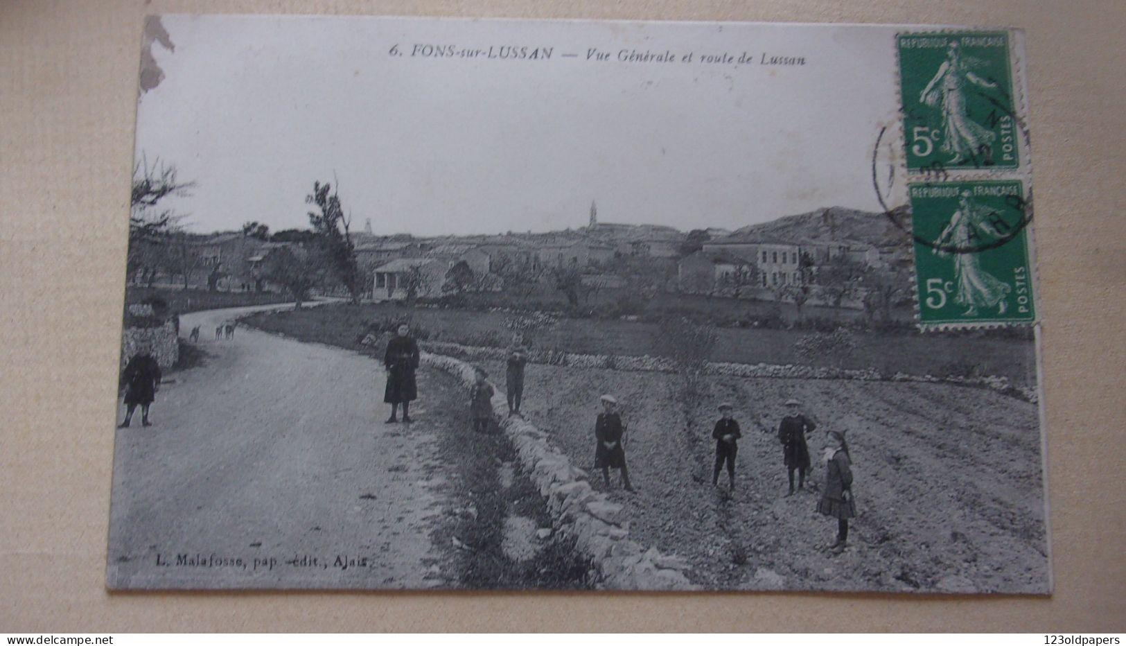 30 --- FONS SUR LUSSAN  VUE GENERALE ET ROUTE DE LUSSAN  ANIMEE EDIT MALAFOSSE ALAIS GARD - Autres & Non Classés